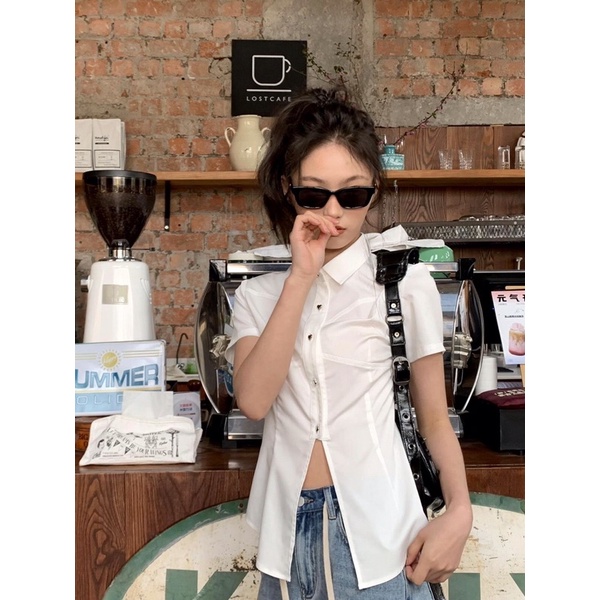 Áo sơ mi trắng cộc tay xẻ tà trước cá tính