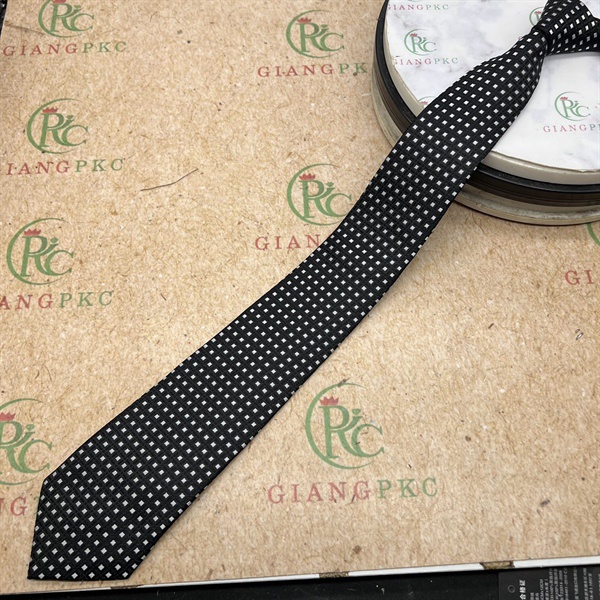 Cà vạt nam màu đen chấm ô vuông mẫu tự thắt 8cm mới đẹp 2023