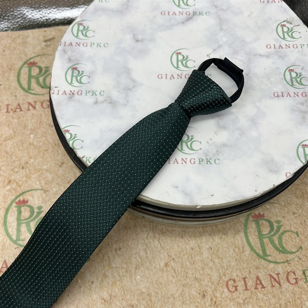 Cà vạt nam mẫu thắt sẵn dây kéo 6cm màu xanh lá đậm chấm mẫu mới nhất 2023 Giangpkc