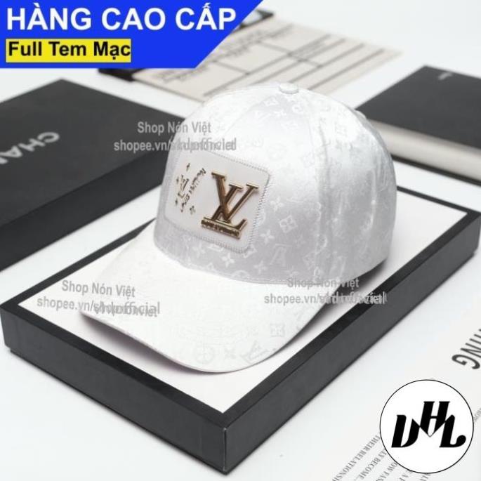 Mũ Lưỡi Trai Nón Kết LV Logo Đính Nổi Vải Hoạ Tiết Kaki Cotton Lụa Trơn Bóng Màu Trắng Form Đứng Thời Trang Cao Cấp