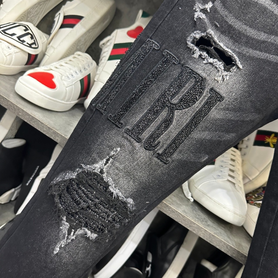 Quần jean bò nam Amiri slimfit đen mài rách đùi gối vá nhăn thêu chữ kim tuyến ống kẻ sóng QJ205P | BigBuy360 - bigbuy360.vn