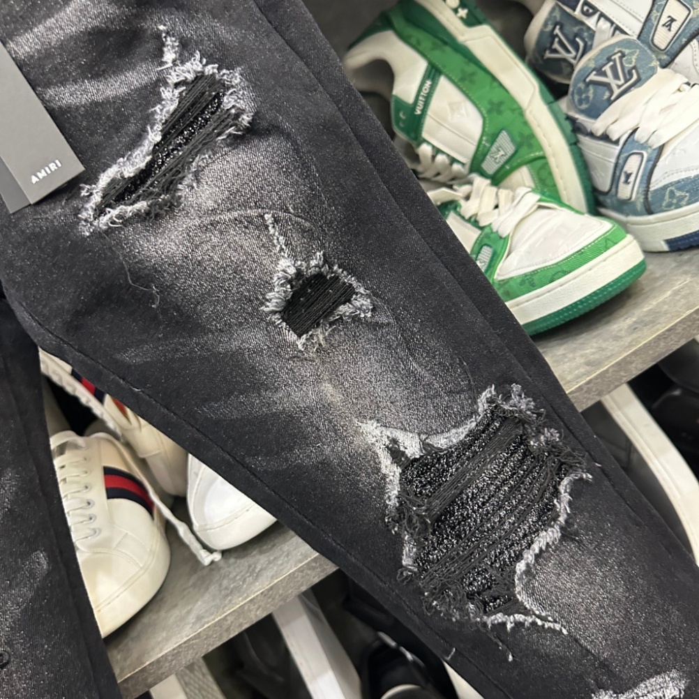 Quần jean bò nam Amiri slimfit đen mài rách đùi gối vá nhăn thêu chữ kim tuyến ống kẻ sóng QJ205P | BigBuy360 - bigbuy360.vn