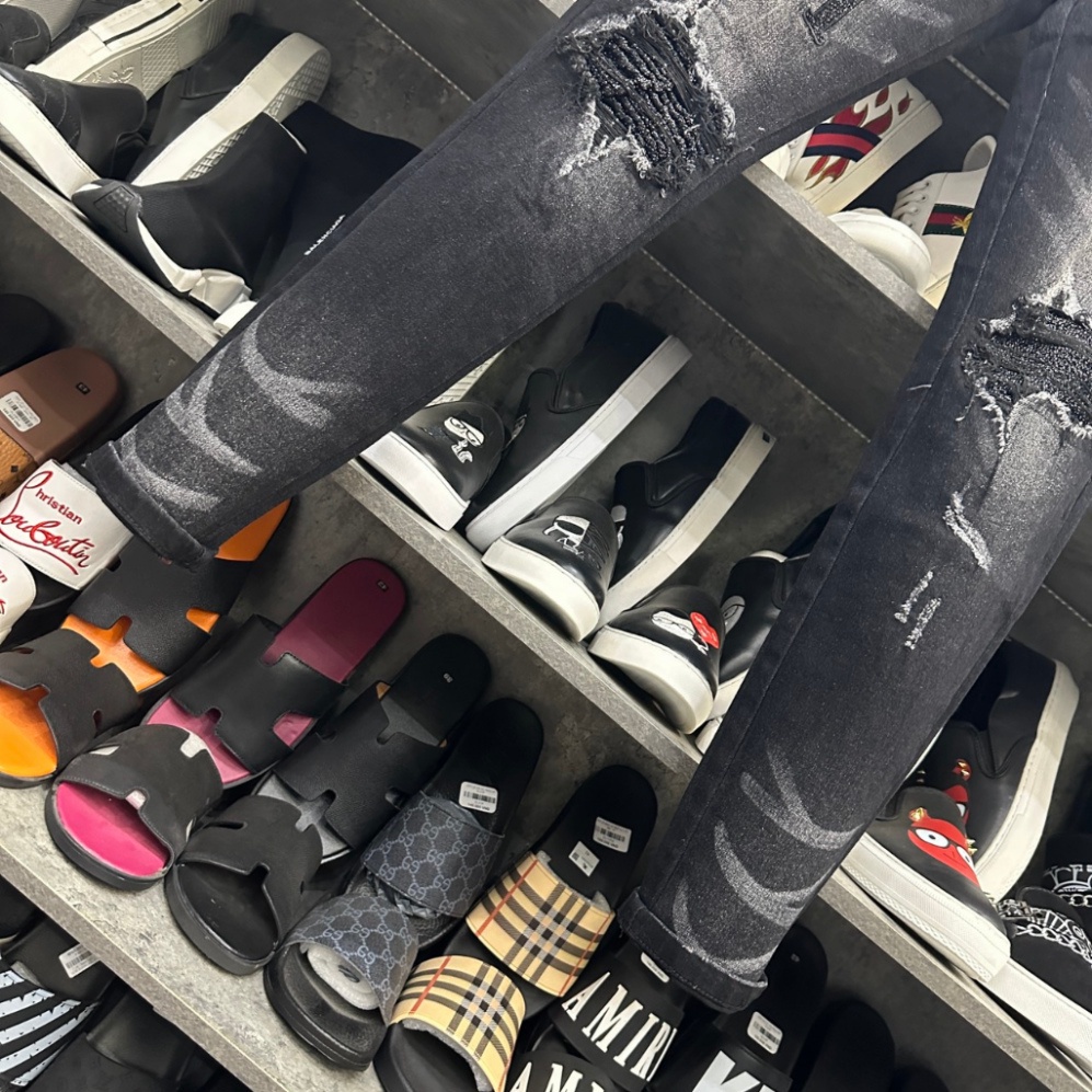 Quần jean bò nam Amiri slimfit đen mài rách đùi gối vá nhăn thêu chữ kim tuyến ống kẻ sóng QJ205P | BigBuy360 - bigbuy360.vn