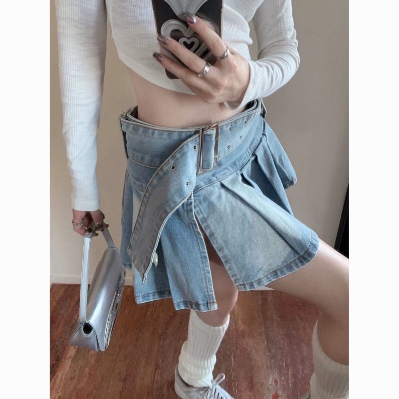 (sẵn)Chân váy jean ngắn màu xanh nhạt thiết kế xếp ly xẻ tà cạp ngắn kèm đai phong cách y2k – Tiktik
