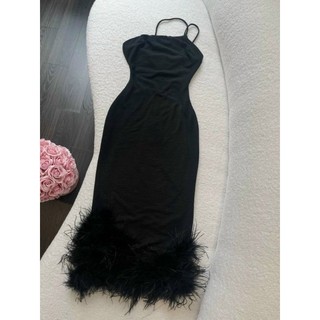 đầm maxi lệch vai phối lông vũ