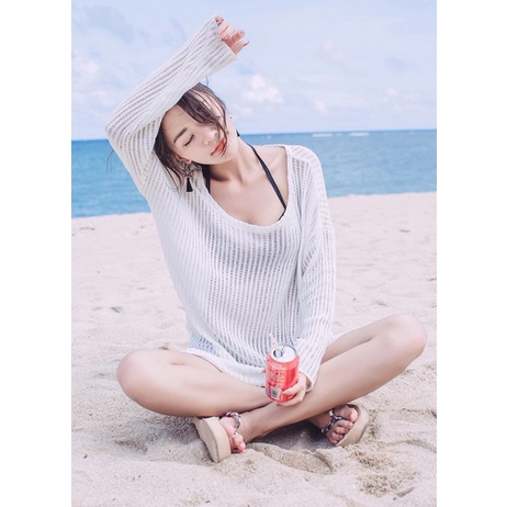 Áo khoác lưới trắng mặc bên ngoài bikini đi biển