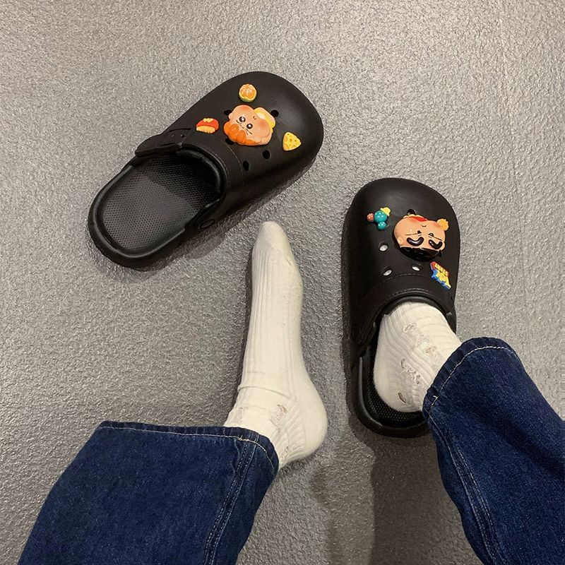 Giày Sandal Mùa Hè Đế Dày Đục Lỗ In Hình Shin-Chan Dễ Thương Dễ Phối Đồ Cho Nữ Sinh