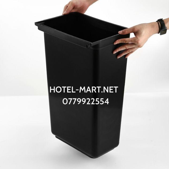 THAU VÀ XÔ NHỰA XE ĐẨY THU GOM CHÉN DĨA TRONG NHÀ HÀNG