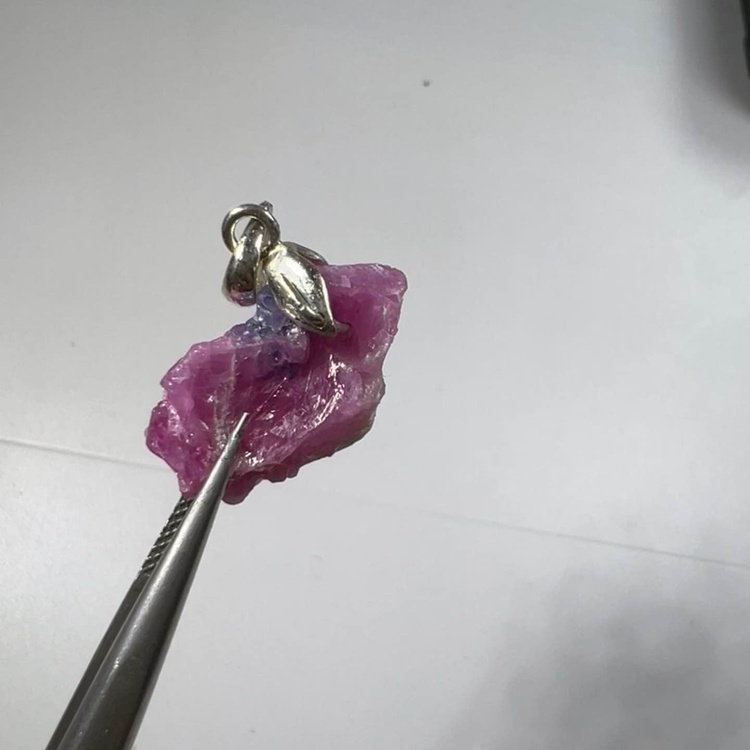 23255-MẶT TINH THỂ RUBY ( THIÊN NHIÊN ) KHÔNG XỬ LÝ , MÓC BẠC 925 ĐÍNH RUBY.