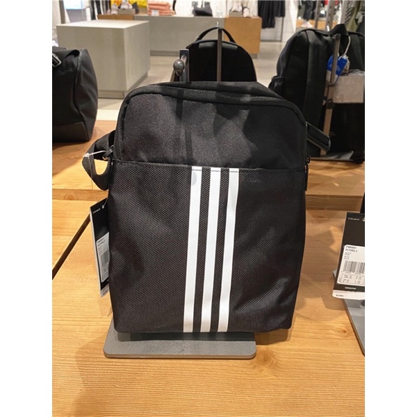 Túi đeo chéo adidas 3 ngăn khoá FM6881