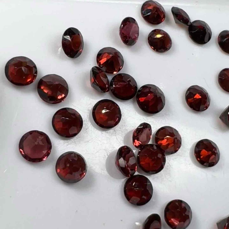 5227- GIÁ MỘT VIÊN GARNET ĐỎ SẪM (THIÊN NHIÊN ) KHÔNG XỬ LÝ, KÍCH THƯỚC 5 ly 9 đến 6 ly .