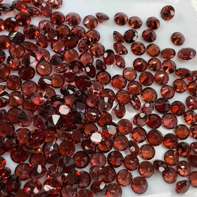 3940-GIÁ MỘT VIÊN GARNET ĐỎ SẪM ( THIÊN NHIÊN ) KHÔNG XỬ LÝ , KÍCH THƯỚC 3 ly 9 đến 4 ly .