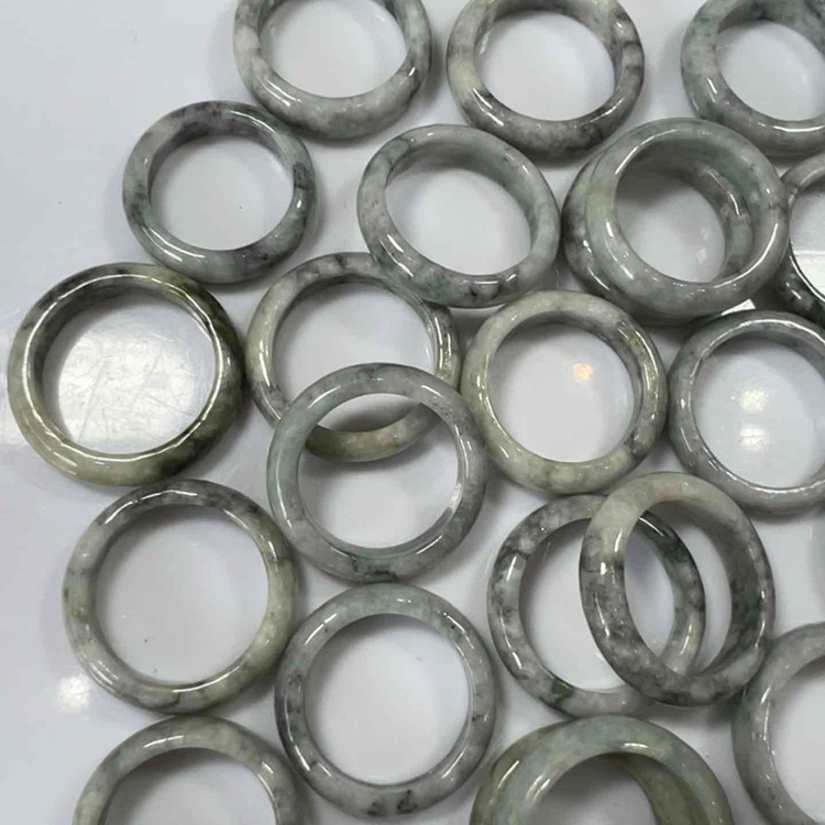 123-GIÁ 1 CHIẾC NHẨN CẨM THhẠCH ( THIÊN NHIÊN ) HÀNG A , KHÔNG XỬ LÝ , CHẤT LOẠI ĐỤC .