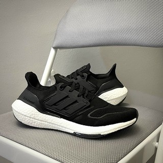 Giày Adidas Running Ultraboost 22 đen trắnng GX3062