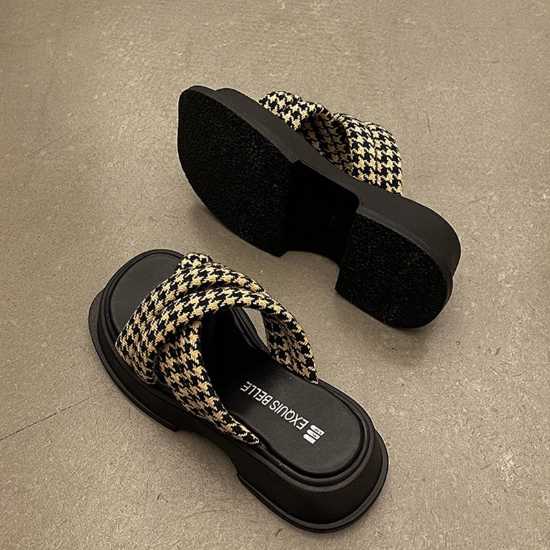 Dép đi biển mẫu mới mùa hè đế dày