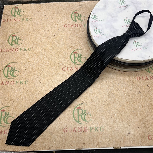 Cà vạt nam màu đen chấm mẫu thắt sẵn dây kéo 8cm sang trọng t5- PKC