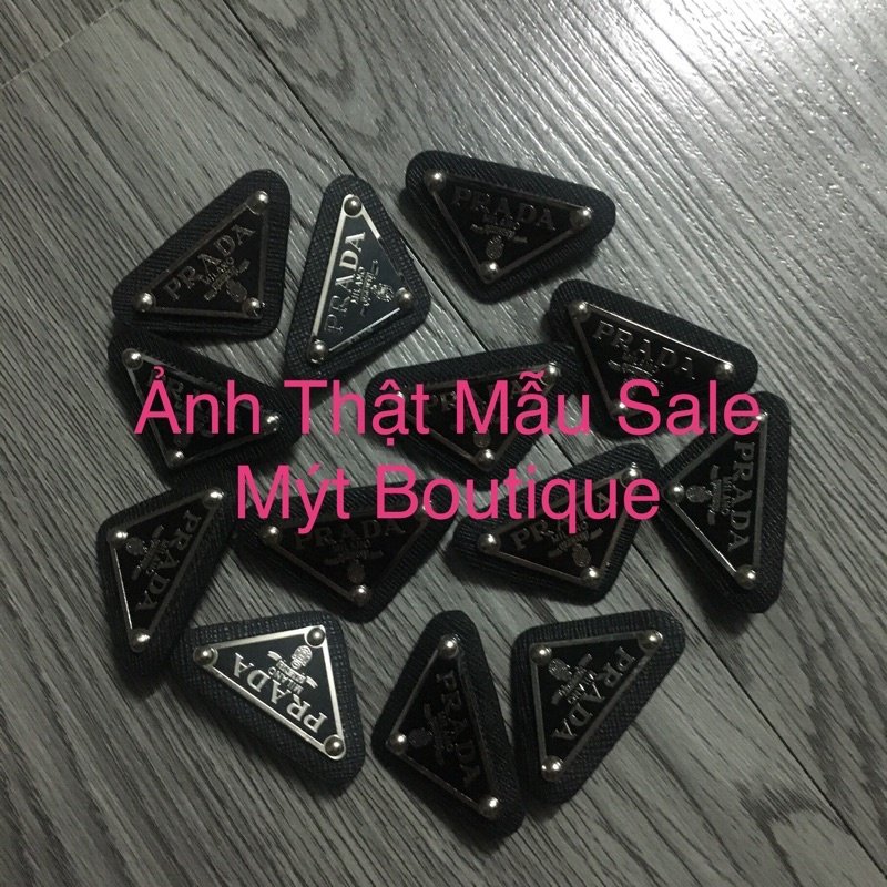 Ghim Cài Áo Tam Giác Prada