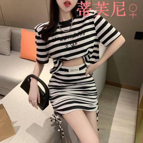 Set Áo Thun Ngắn Tay Họa Tiết Kẻ Sọc Và Chân Váy Ôm Phong Cách Đường Phố Cho Nữ