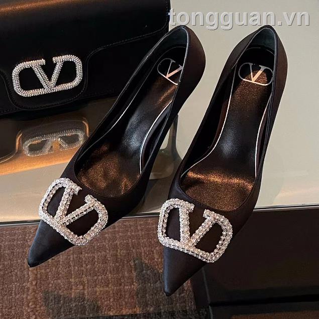 Giày Cao Gót Nữ Cài Nút Chữ V Đa Năng Valentino 2023
