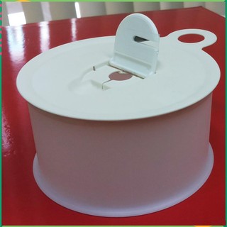 Hộp nhựa dùng đựng cuộn dây len, dây nhựa có đồ cắt trên nắp, có móc treo . Cao 7,3cm. D515