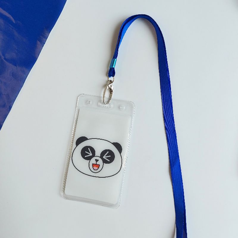 Thẻ đeo bảng tên hình gấu dễ thương, dây đeo thẻ chất liệu lụa có móc xoay 360 độ, bao đựng thẻ gồm 2 ngăn đựng tiện lợi