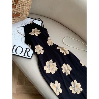 Đầm body cổ yếm phối hoa