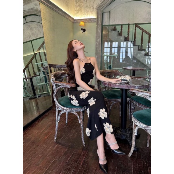 Đầm body cổ yếm phối hoa