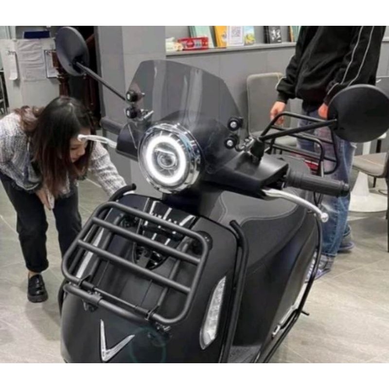 Kính chắn gió màu xám khói cho xe máy điện VinFast evo200