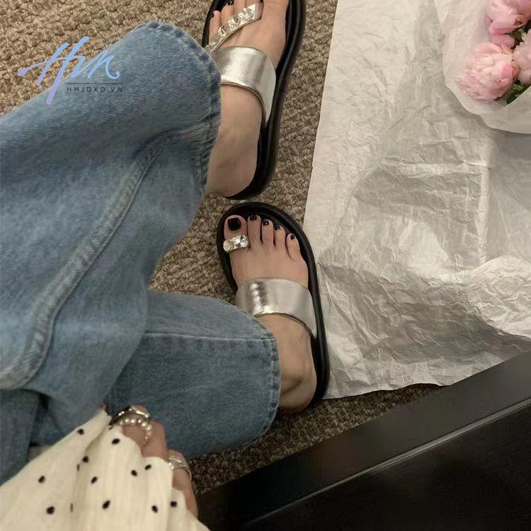 Dép Xỏ Ngón Mùa Hè 2023 Đế Dày Đính Đá Thoải Mái Dễ Phối Đồ Phong Cách Mới Cho Nữ