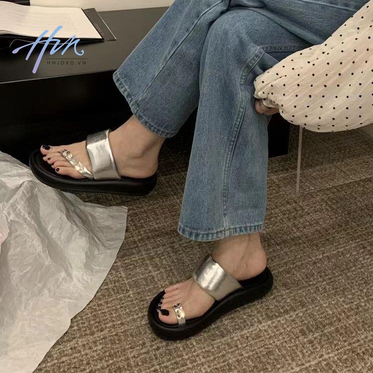 Dép Xỏ Ngón Mùa Hè 2023 Đế Dày Đính Đá Thoải Mái Dễ Phối Đồ Phong Cách Mới Cho Nữ