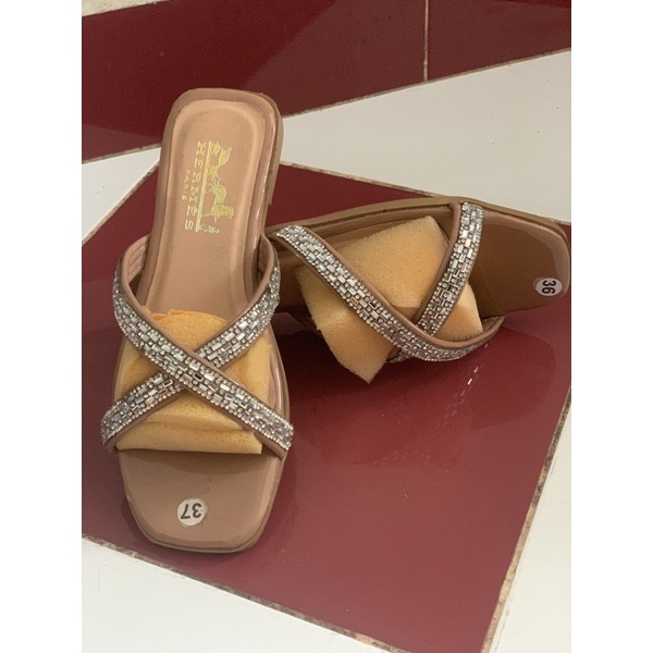 Sale dép chưng mẫu đủ loại gót và thấp