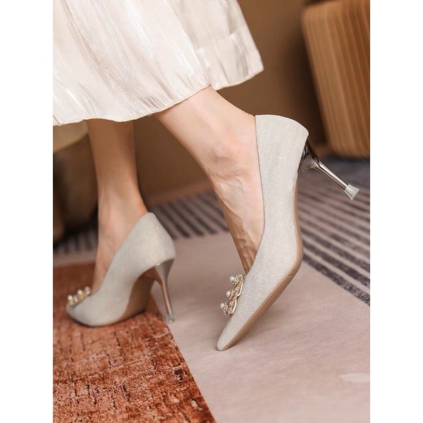 Giày cao gót thiết kế phủ nhũ - kiểu dáng sang trọng