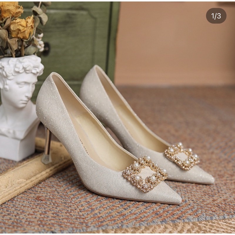 Giày cao gót thiết kế phủ nhũ - kiểu dáng sang trọng