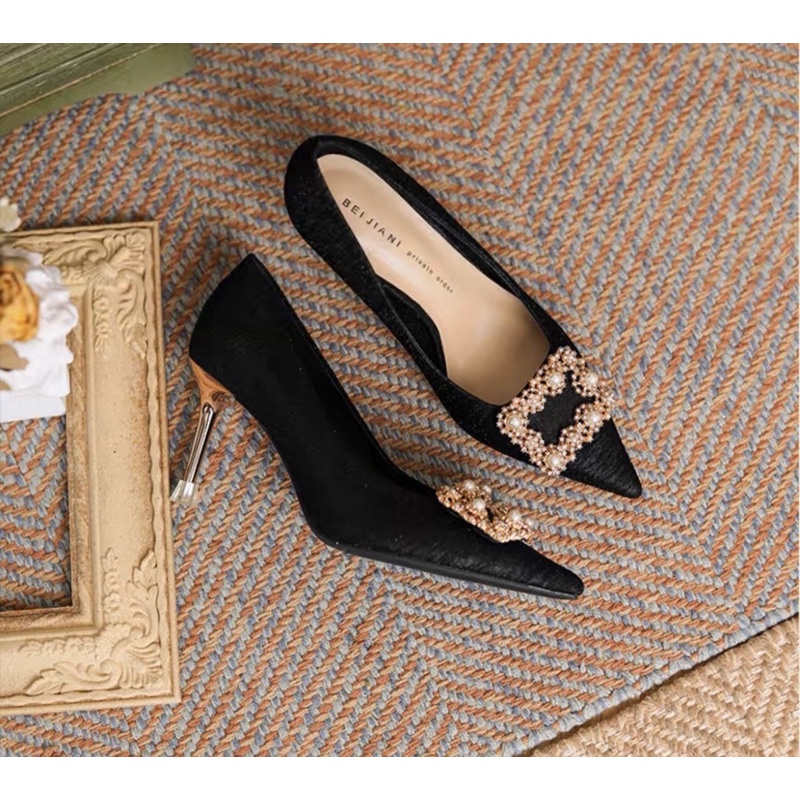 Giày cao gót thiết kế phủ nhũ - kiểu dáng sang trọng