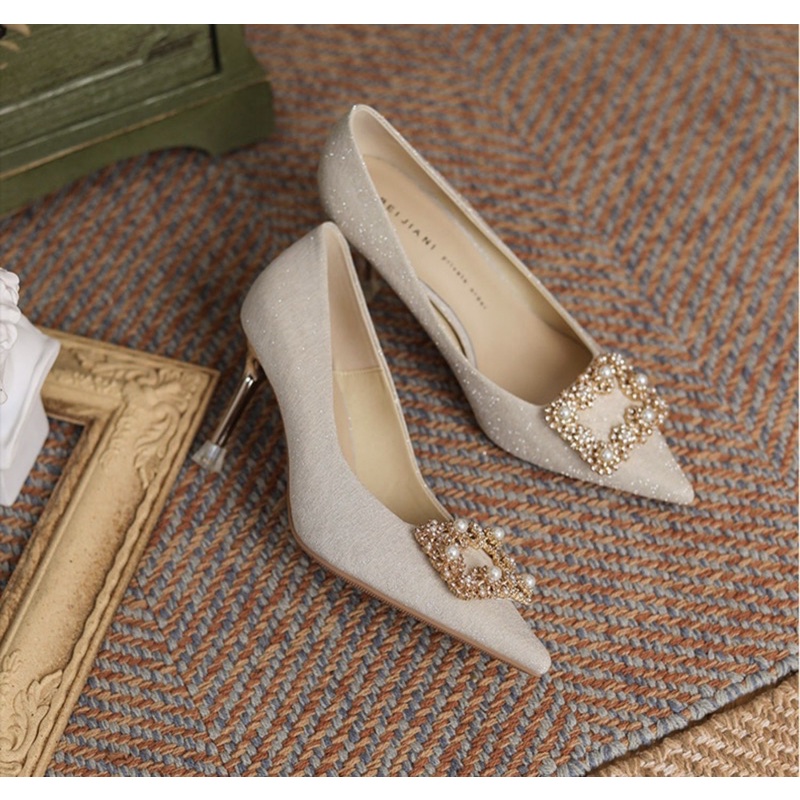 Giày cao gót thiết kế phủ nhũ - kiểu dáng sang trọng