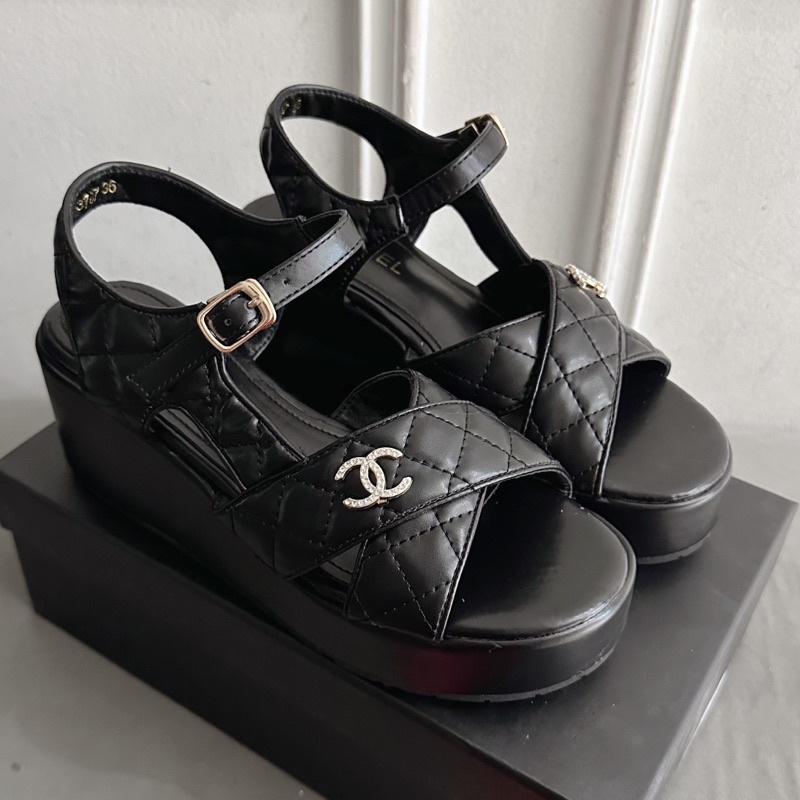 Sandal đế xuồng quai chéo Channel da lì mềm