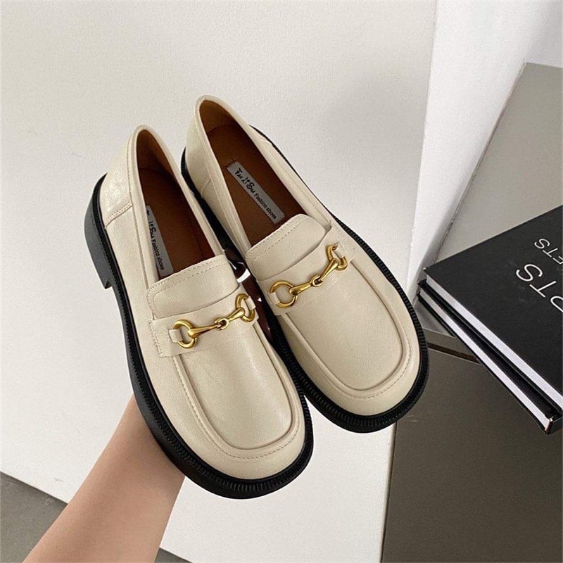 Giày lười đính khuy vàng, kiểu dáng năm 2022