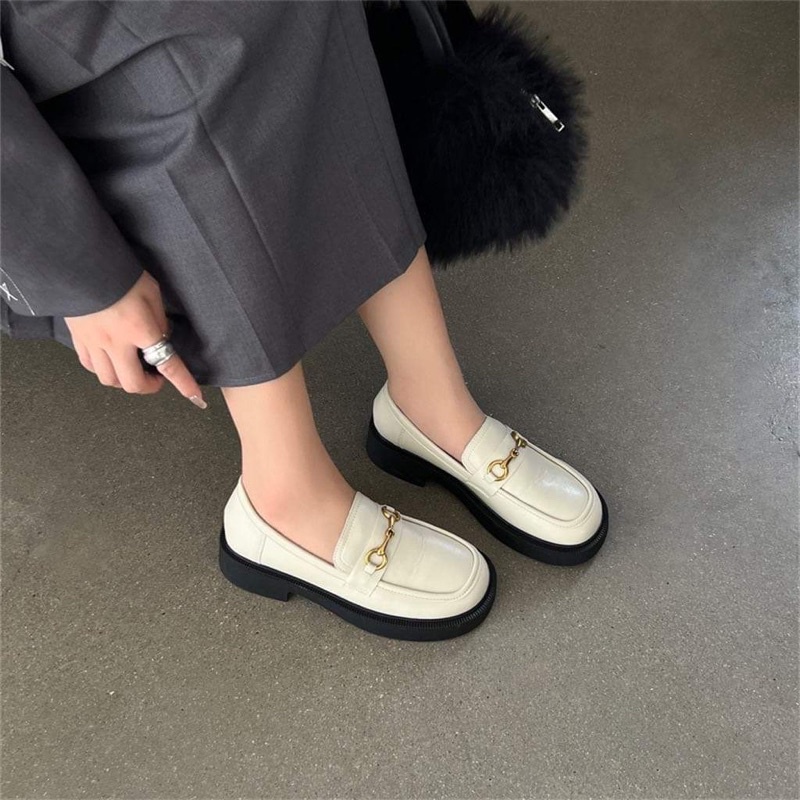 Giày lười đính khuy vàng, kiểu dáng năm 2022