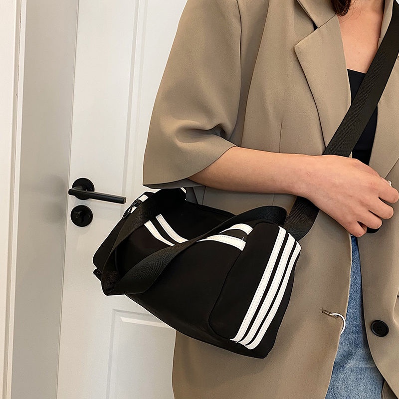 2023 Mới Cổ Vải Nylon Công Suất Lớn Túi Thể Thao Nữ Đơn Giản Thời Trang Boston Túi Tất Cả Trận Đấu Túi Đeo Vai Nữ