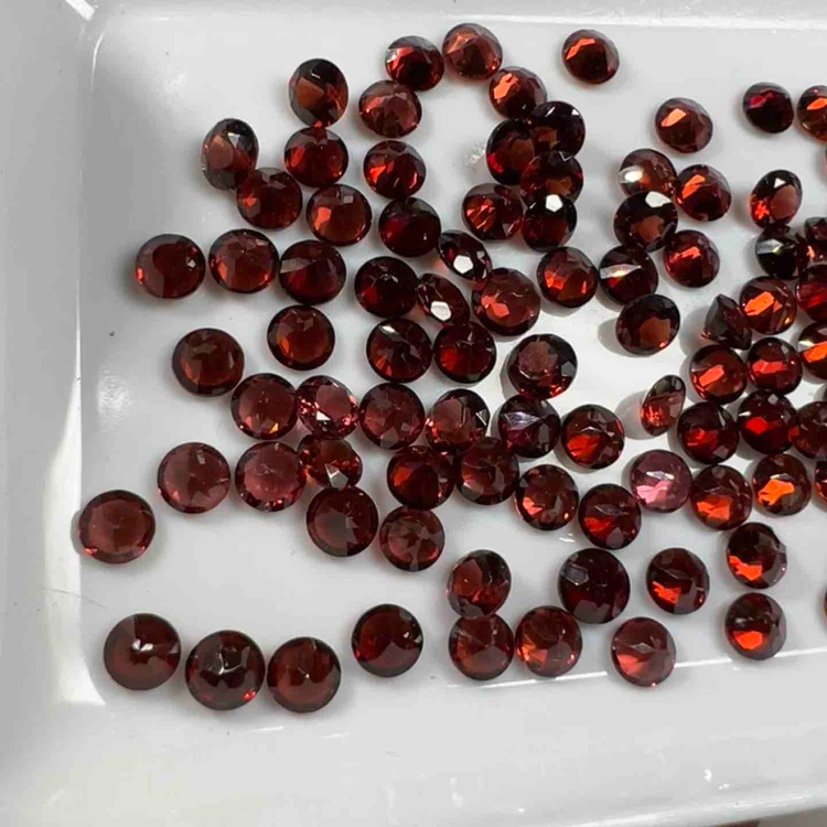 5059-GIÁ MỘT VIÊN GARNET ĐỎ SẪM ( THIÊN NHIÊN ) KÍCH THƯỚC 4 ly 9 đến 5 ly.