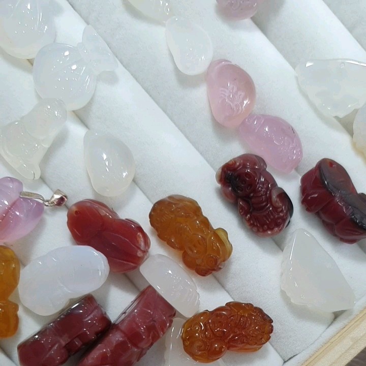 HL-MỘT CỤ HỒ LY MÃ NÃO ( THIÊN NHIÊN ) ĐÃ KHOAN LỖ KẸP MẶT DÂY CHUYỀN , CHỌN NGẪU NHIÊN .