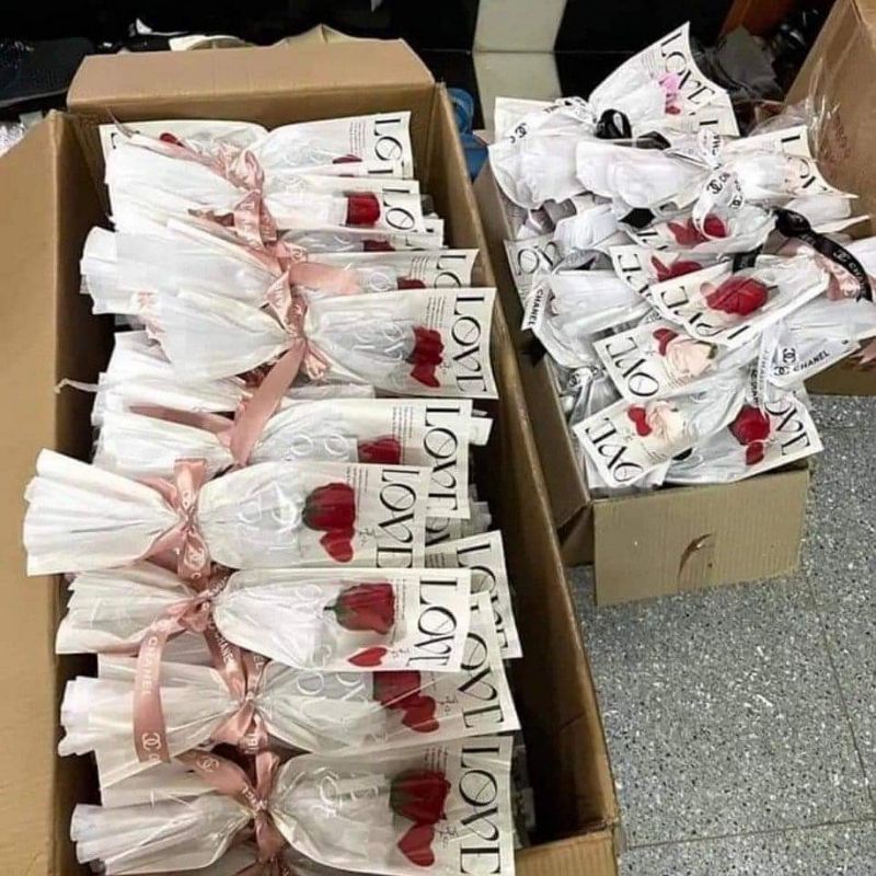 Bó hoa sáp 1 bông giấy LOVE làm quà tặng dịp lễ