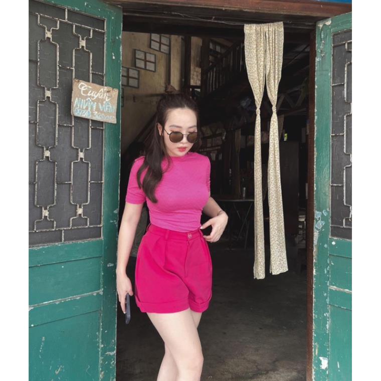 Set áo thun hồng cánh sen ôm kèm quần shorts