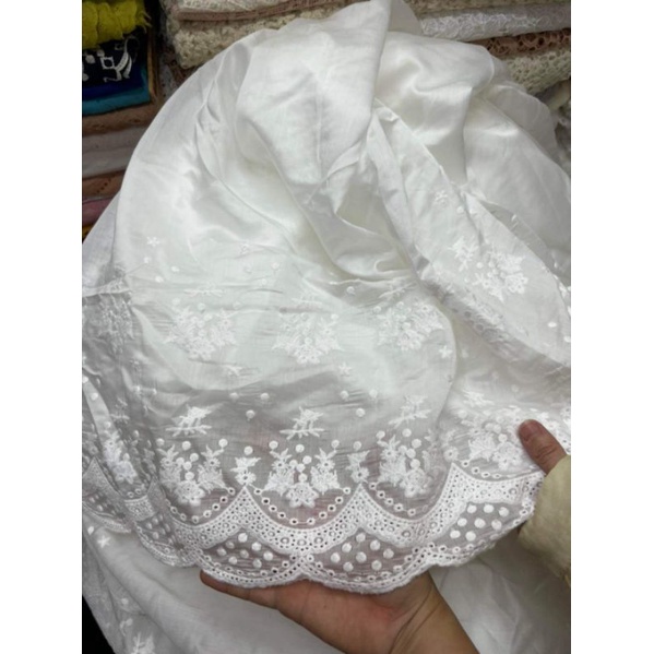 Vải thô thêu hoa có chân thêu 4 màu