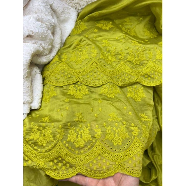 Vải thô thêu hoa có chân thêu 4 màu