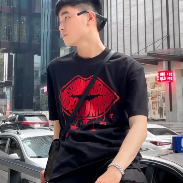 Áo phông unisex hình môi chữ Louboutin ngôi sao 5 cánh kim tuyến đỏ hai mặt phong cách chất form sịn