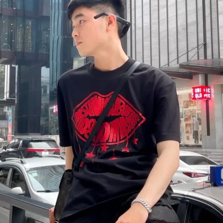 Áo phông unisex hình môi chữ Louboutin ngôi sao 5 cánh kim tuyến đỏ hai mặt phong cách chất form sịn