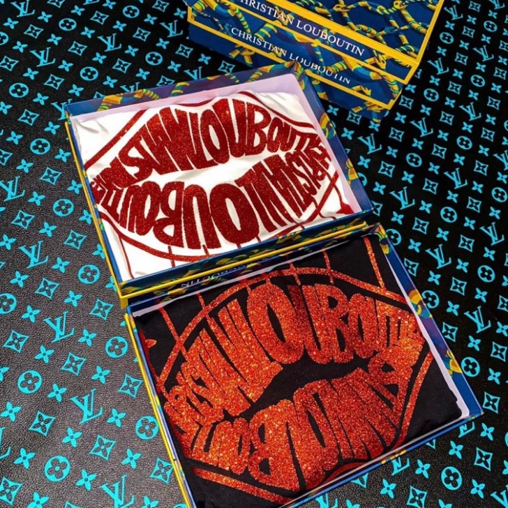 Áo phông unisex hình môi chữ Louboutin ngôi sao 5 cánh kim tuyến đỏ hai mặt phong cách chất form sịn