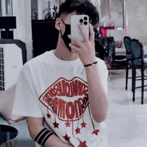 Áo phông unisex hình môi chữ Louboutin ngôi sao 5 cánh kim tuyến đỏ hai mặt phong cách chất form sịn