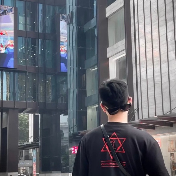 Áo phông unisex hình môi chữ Louboutin ngôi sao 5 cánh kim tuyến đỏ hai mặt phong cách chất form sịn